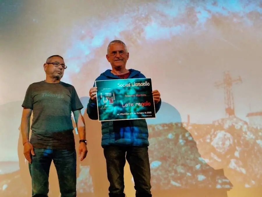 Juan Parrondo entrega el premio a Anselmo Montoto por Bajo el arco invernal.