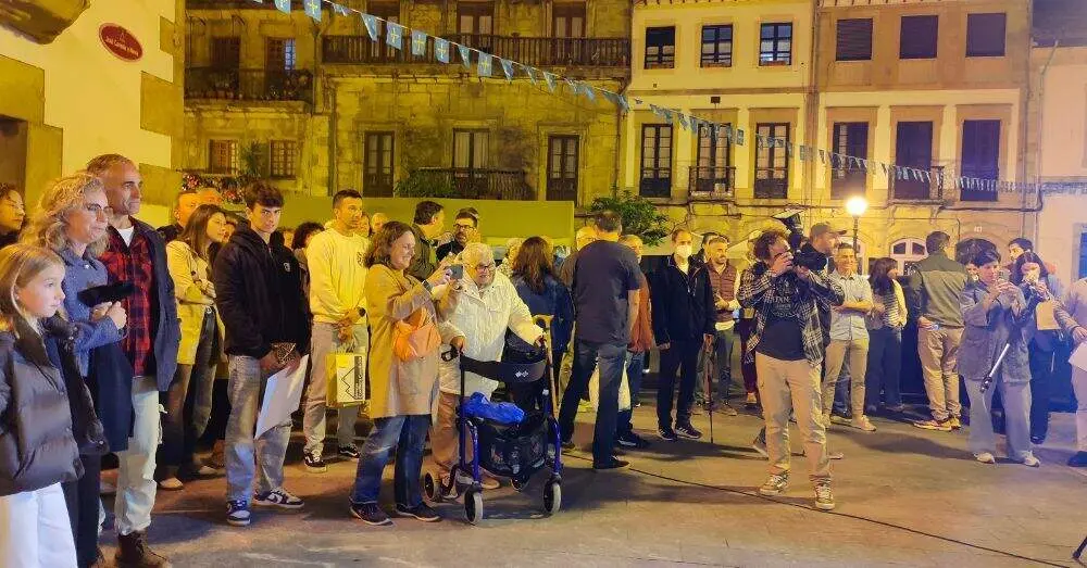 Espectadores en Plaza Caveda y Nava.