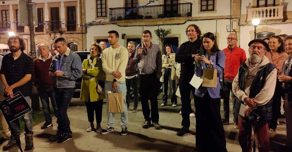 Espectadores en Plaza Caveda y Nava 3.