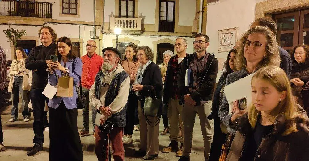 Espectadores en Plaza Caveda y Nava 5.