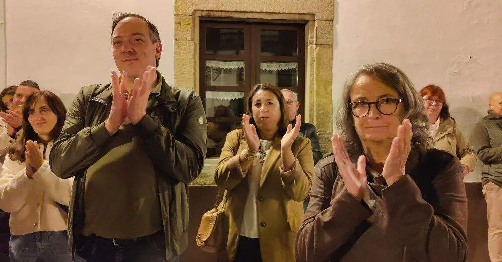 Espectadores en Plaza Caveda y Nava 6.