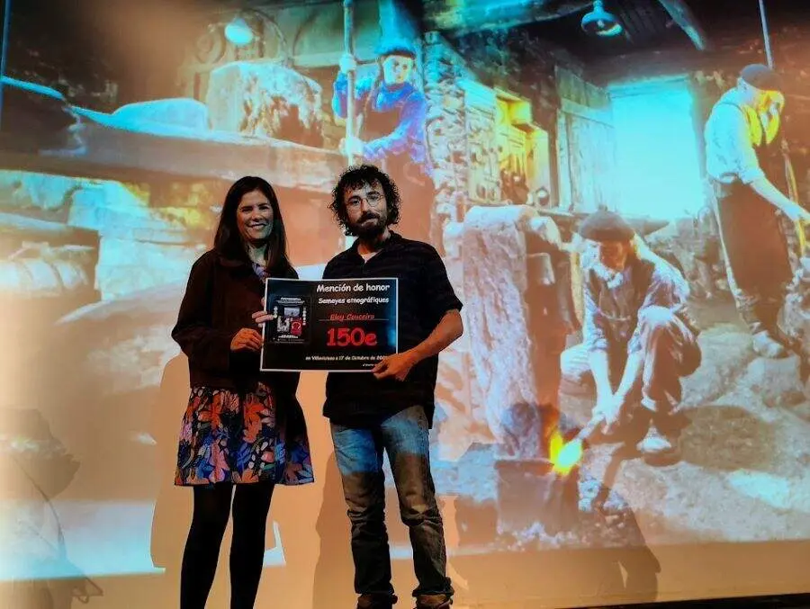 Elena Mart&iacute;n entrega el premio a Eloy Couceiro por La Comunidad del Mazo.