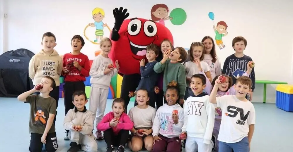 Manzanina reparti&oacute; hoy manzanas entre los escolares de Villaviciosa.