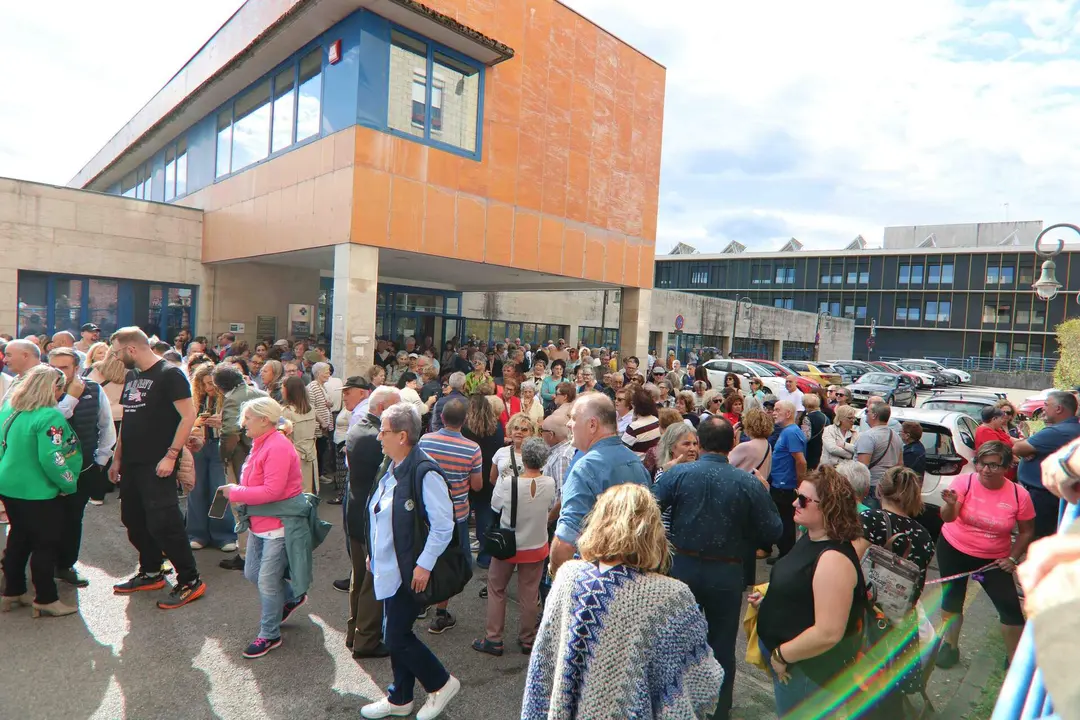 Cientos de personas se congregaron frente al Centro de Salud de Lugones