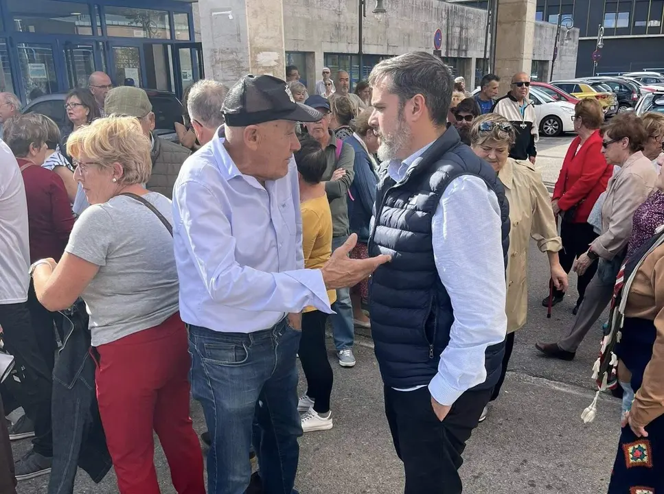 Hugo Nava hablando con un afectado en un momento de la concentraci&oacute;n de Lugones