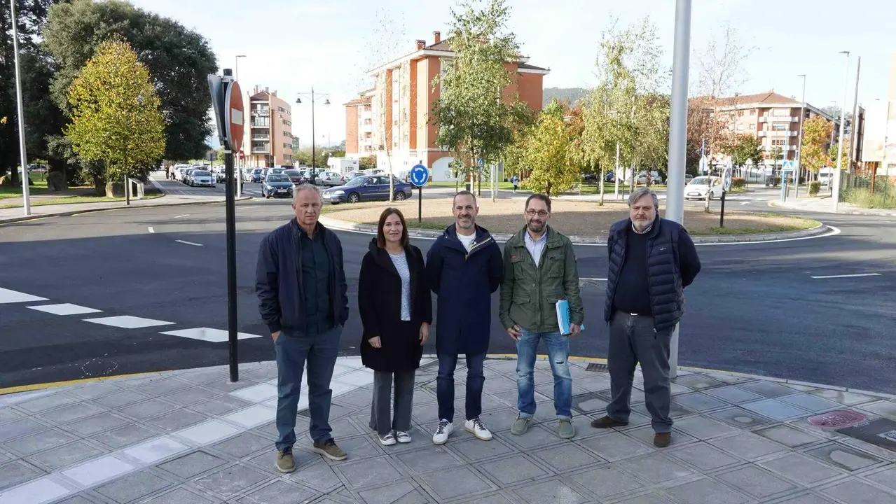 A la izda, Fernando Men&eacute;ndez, de la empresa adjudicataria; la concejala, el alcalde, el ingeniero municipal, y Roberto D&iacute;az, de la empresa adjudicataria.