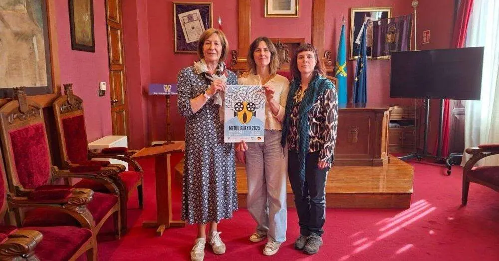 La concejala de Cultura, Reyes Ugalde, junto a las organizadoras de Mediu G&uuml;eyu ayer en la presentaci&oacute;n en el ayuntamiento.