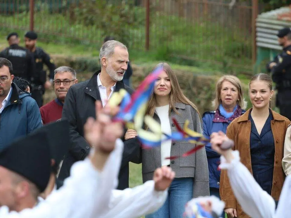 El Rey Felipe VI, acompa&ntilde;ado por las infantas, disfrutando de un momento de su visita a Valdesoto