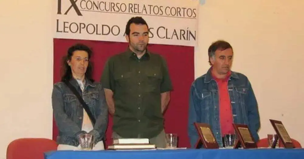 Jos&eacute; Manuel Moreno tras recojer el premio en 2009 con el relato Saber. Le acompa&ntilde;an los dos acc&eacute;sit.