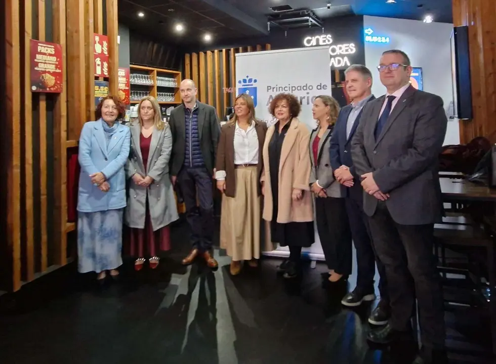 En la imagen (de izqda. a dcha.): Cecilia P&eacute;rez, presidente de la Federaci&oacute;n Asturiana de Concejos; Nerea Monroy, gerente del ERA; Pablo Garc&iacute;a, viceconsejero de pol&iacute;tica sanitaria; Gimena Llamedo, vicepresidenta del Gobierno del Principado; Marta del Arco, consejera de Derechos Sociales; Paula &Aacute;lvarez, directora general de Gesti&oacute;n de Derechos Sociales; Enrique Rodr&iacute;guez Nu&ntilde;o, director general de Mayores, y Jos&eacute; Antonio Garm&oacute;n, director general de Innovaci&oacute;n y Cambio Social