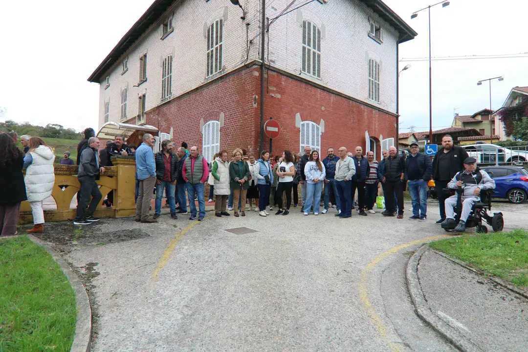 Vecinos y vecinas de Lieres en la concentraci&oacute;n frente a su Centro de Salud