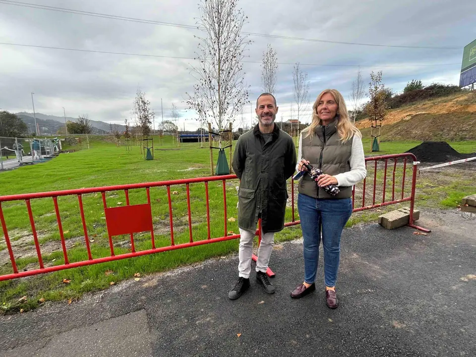 El alcalde de Siero junto a la portavoz de la Plataforma Vecinal de La Fresneda, Alejandra Cuadriello