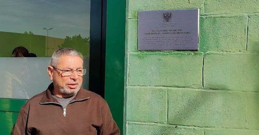 Juan, emocionado, tras descubrir la placa con su nombre.