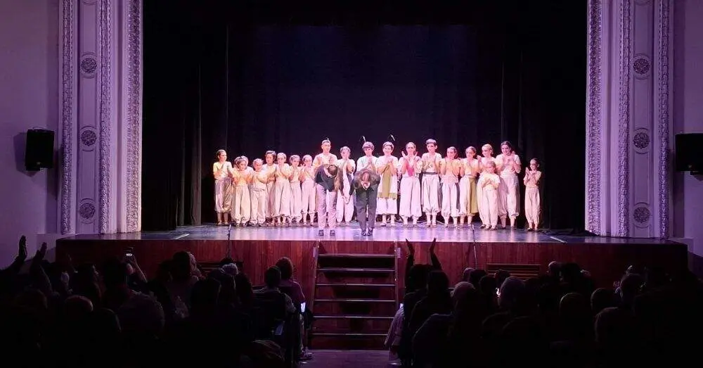 La Federica recibe la ovaci&oacute;n del p&uacute;blico desde el escenario del Riera.