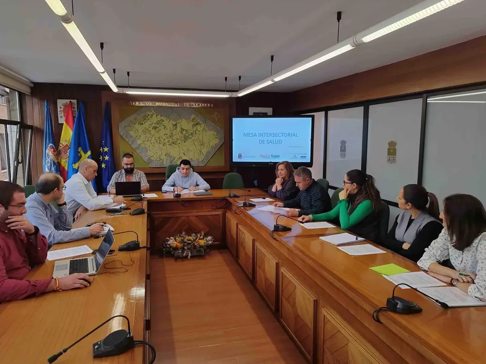 Un momento de la reuni&oacute;n de la Mesa Intersectorial de salud de Llanera