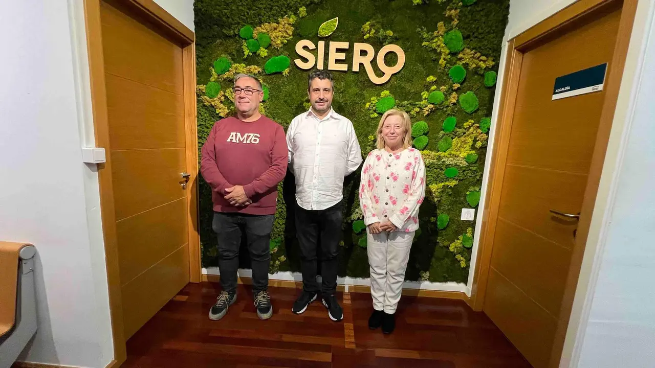 A la izda, Pergentino Mart&iacute;nez, Javier Rodr&iacute;guez y la alcaldesa de Nore&ntilde;a, Amparo Antu&ntilde;a.