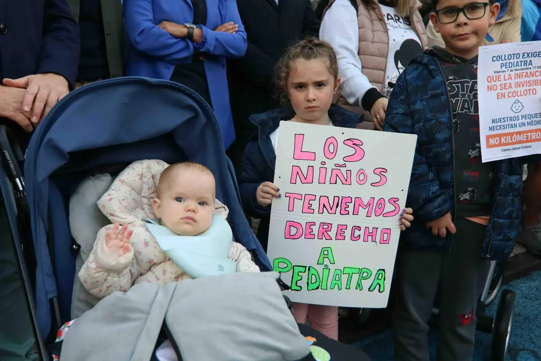 Muchos de los ni&ntilde;os que est&aacute;n sin pediatra acudieron a la concentraci&oacute;n de Colloto