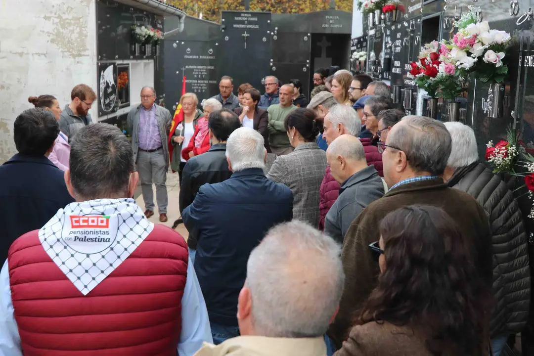 Algunos de los asistentes al homenaje a los M&aacute;rtires de Carbay&iacute;n