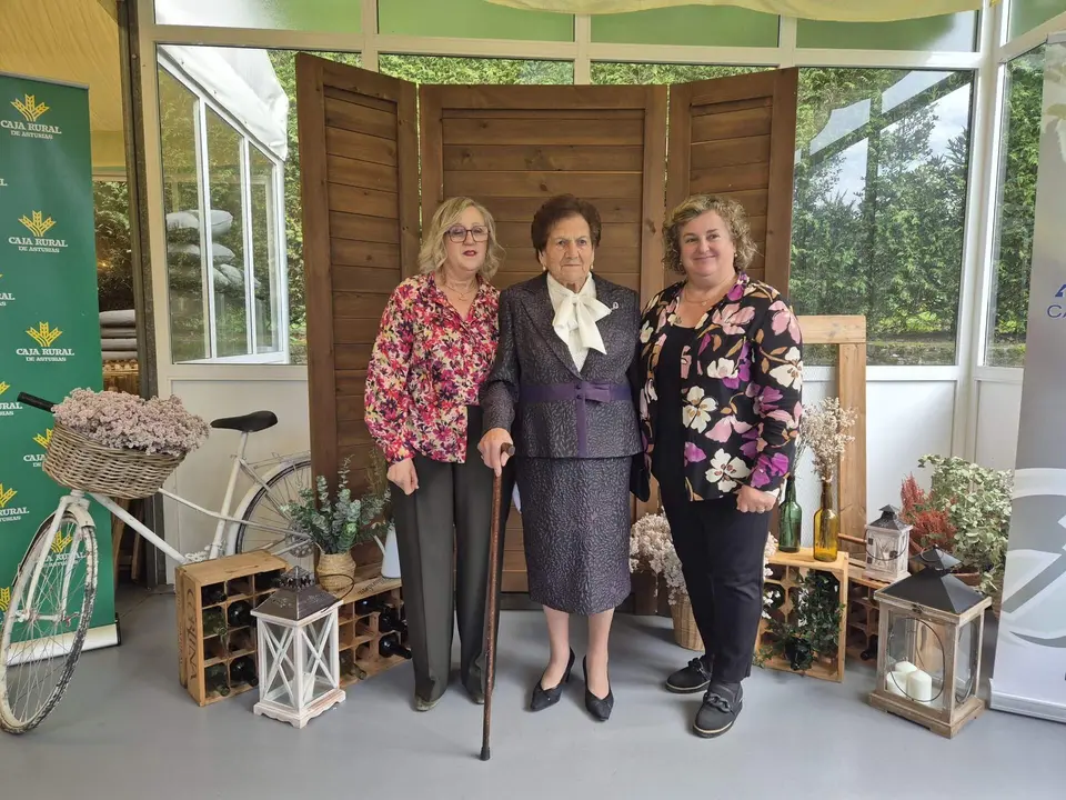 A la izda,  Flor Tu&ntilde;&oacute;n, presidenta de la asociaci&oacute;n, Lola Hevia, premiada y Pilar Santianes, concejal de mayores de Siero