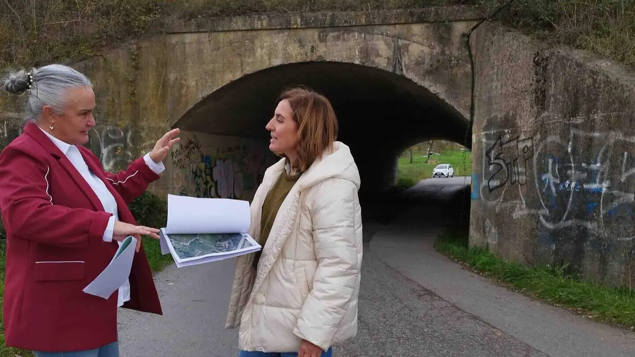 La alcaldesa, Eva Mar&iacute;a P&eacute;rez, con la t&eacute;cnica municipal, Carmen Bernaldo de Quir&oacute;s, en el camino del Aguil&oacute;n