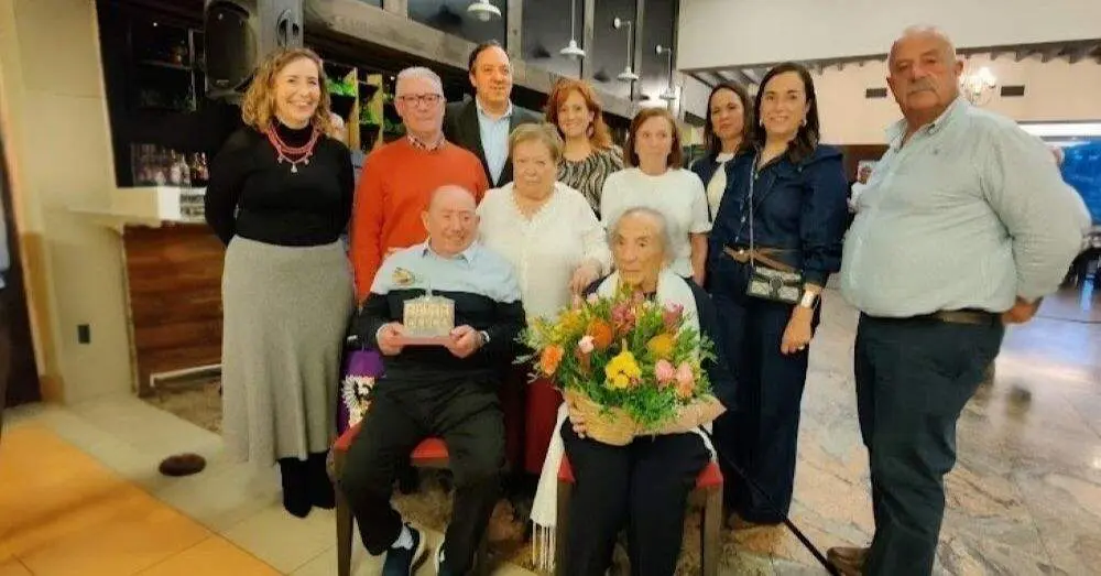 Manuel Valle y Alicia Fresno rodeados de sus familiares y de Alejandro Vega y Lorena Villar.