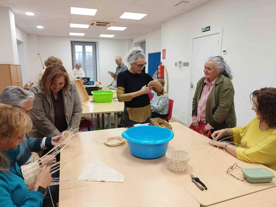 La alcaldesa y la concejala de cultura durante la visita a los talleres "Aulas culturales 50ym&aacute;s".