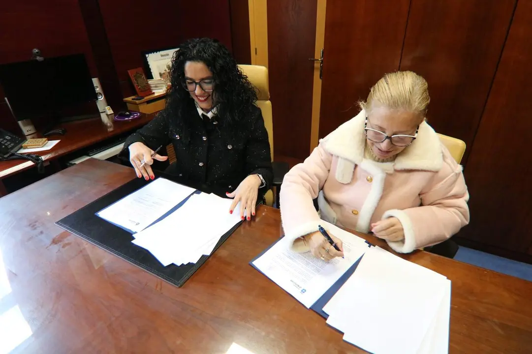 La consejera de cultura,Vanessa Guti&eacute;rrez y la alcaldesa de Nore&ntilde;a, Amparo Antu&ntilde;a, firmando el convenio de colaboraci&oacute;n entre ambas administraciones