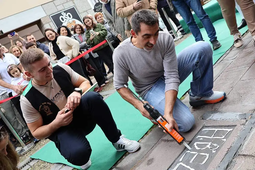 placa-abel-cimentada-campeon-sella-05