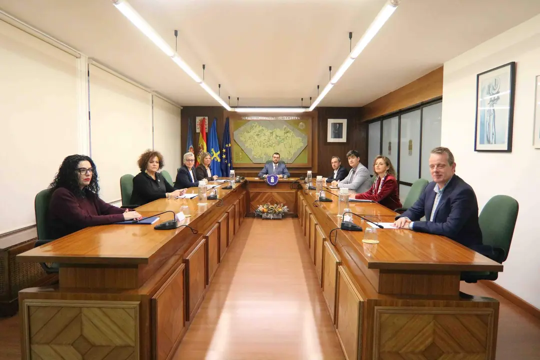 Los miembros del equipo de Gobierno del Principado de Asturias, con Adri&aacute;n Barb&oacute;n a la cabeza, momentos antes de comenzar la reuni&oacute;n en Llanera