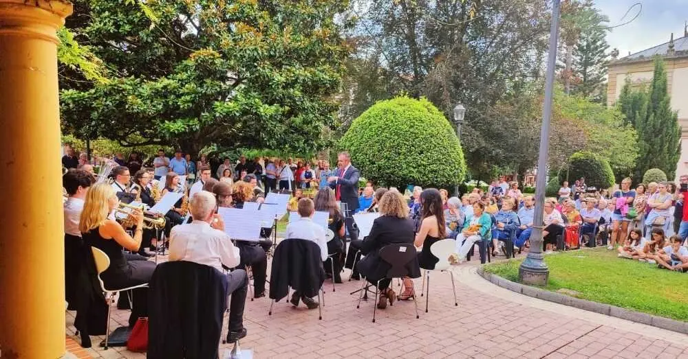 La Banda Municipal de M&uacute;sica en un concierto este verano en la P&eacute;rgola del parque Ballina.