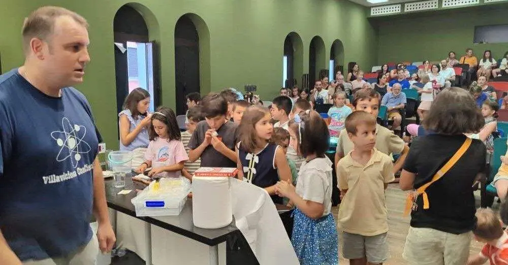 Pablo Cayado impartiendo un Taller cient&iacute;fico para ni&ntilde;os en el Ateneo.
