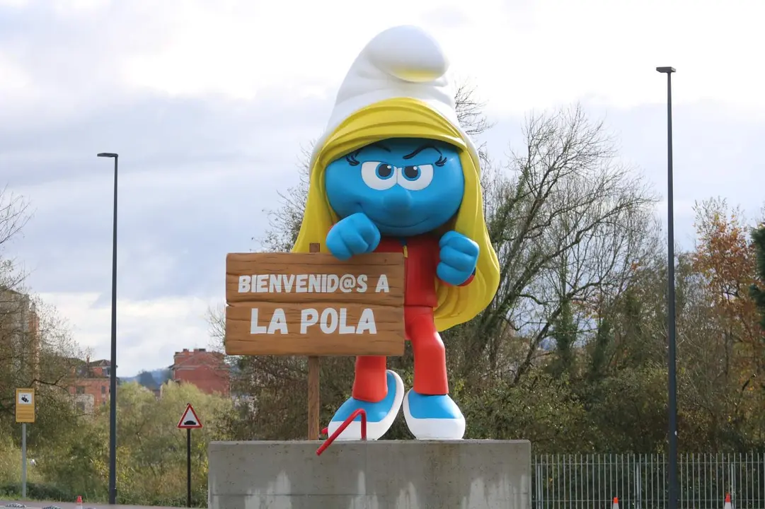 La Pitufina karateka ya est&aacute; en la rotonda de Ferrera, en La Pola