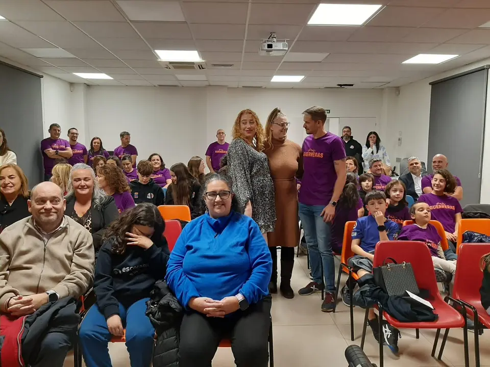 En el centro, Audrey Kruyning, junto a la concejala de Igualdad del Ayuntamiento de Llanera, Beatriz Rinc&oacute;n y el presidente del lub tai-jitsu Llanera, Javier Pelaez