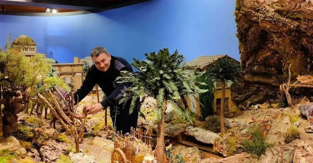 Nicol&aacute;s Rodr&iacute;guez trabajando en el Bel&eacute;n que construye y expone cada a&ntilde;o en la sede de la Fundaci&oacute;n Card&iacute;n.