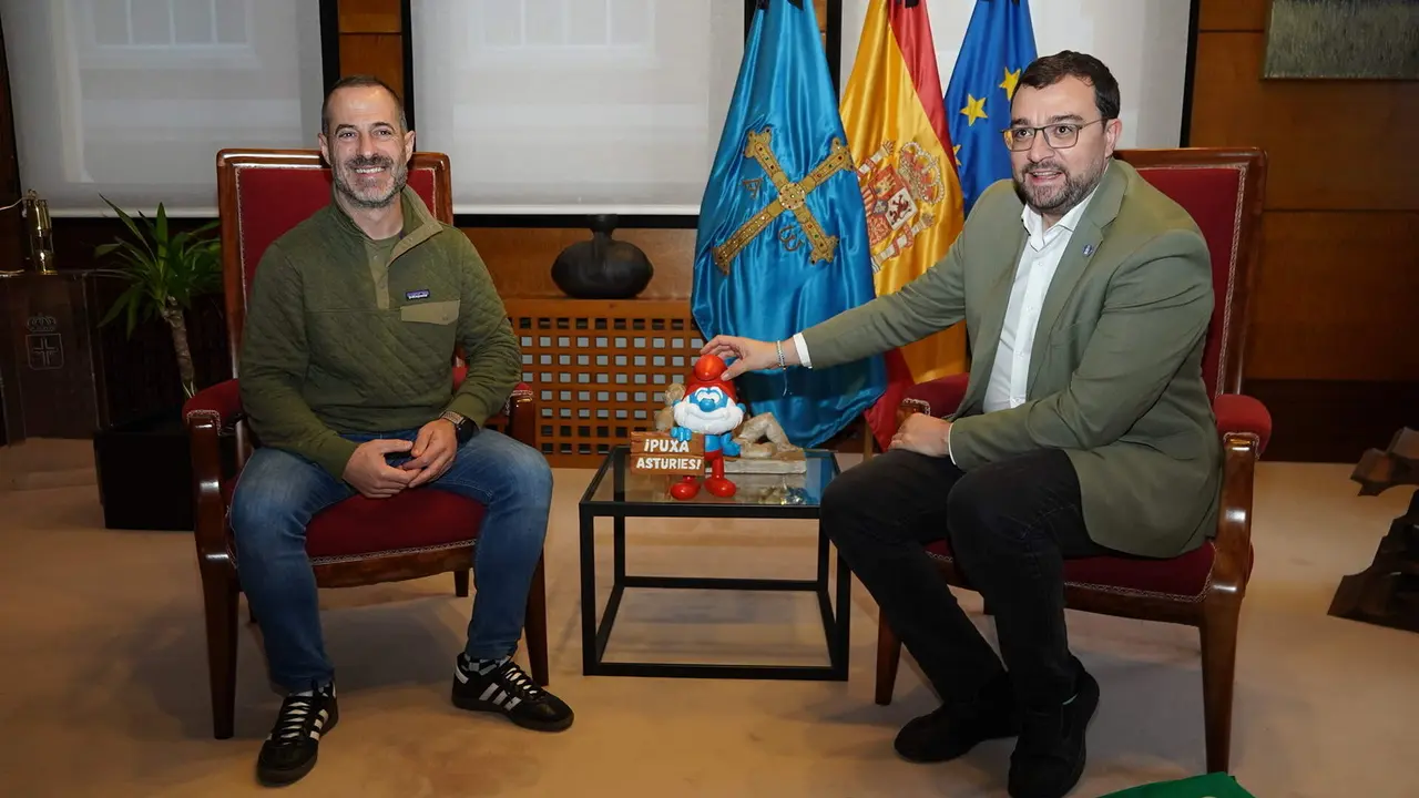 Pap&aacute; Pitufo entre el alcalde de Siero, &Aacute;ngel Garc&iacute;a y el presidente del Principado, Adri&aacute;n Barb&oacute;n