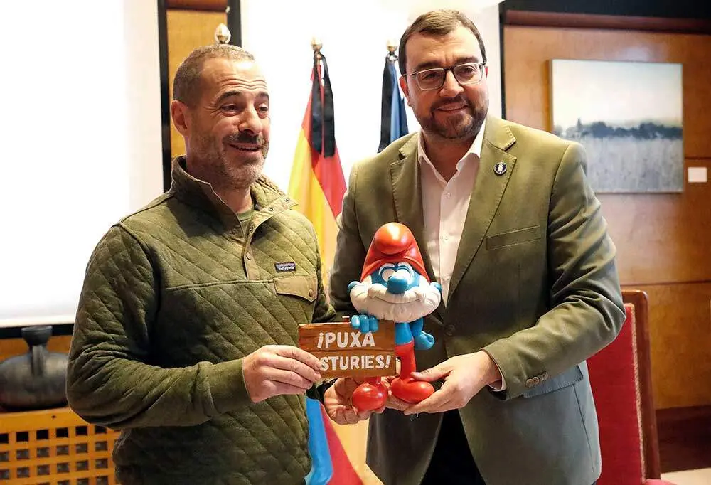 El presidente del Principado, Adri&aacute;n Barb&oacute;n, a la derecha, durante la reciente visita del alcalde de Siero a la sede de Presidencia