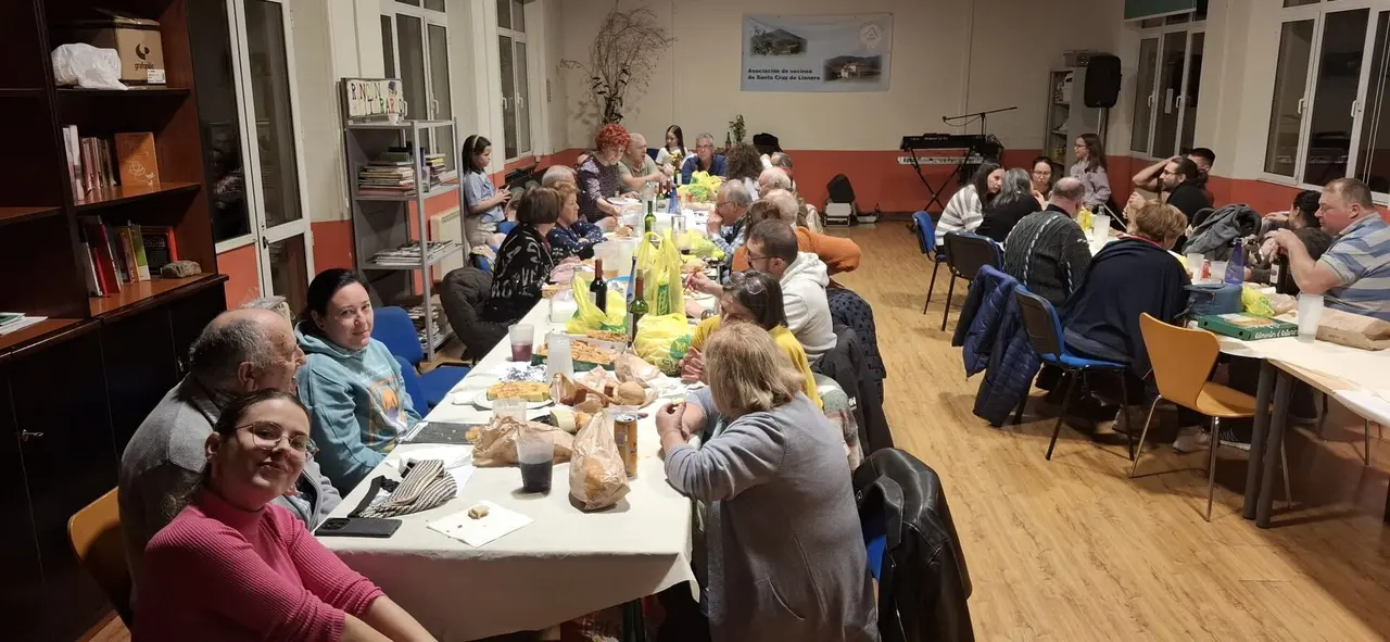 Un momento del reparto del bollu de la Asociaci&oacute;n