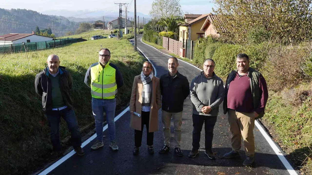 A la izda, Jorge Alonso y Juanjo L&oacute;pez, de la empresa adjudicataria; Leire Gabilondo, t&eacute;cnico municipal; &Aacute;ngel Garc&iacute;a, alcalde de Siero; Manuel Pergentino Mart&iacute;nez, concejal de Abastecimiento de Agua y Saneamiento, y Jose Gonz&aacute;lez, de la empresa adjudicataria