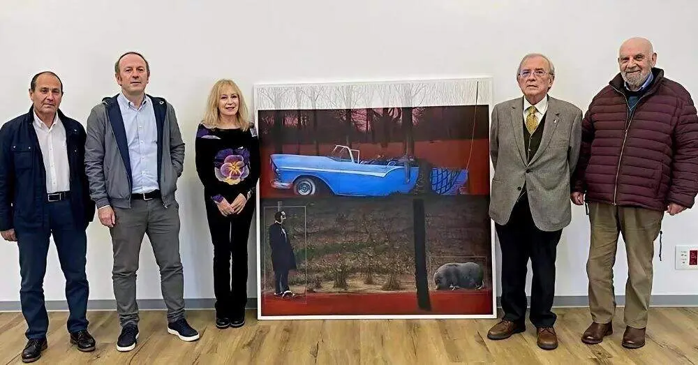 Luis Repiso, Guillermo Sim&oacute;n, Mar&iacute;a Bra&ntilde;a, Evaristo Arce y Jos&eacute; Ram&oacute;n Garc&iacute;a con la obra de Guillermo Masedo, ganador 2024