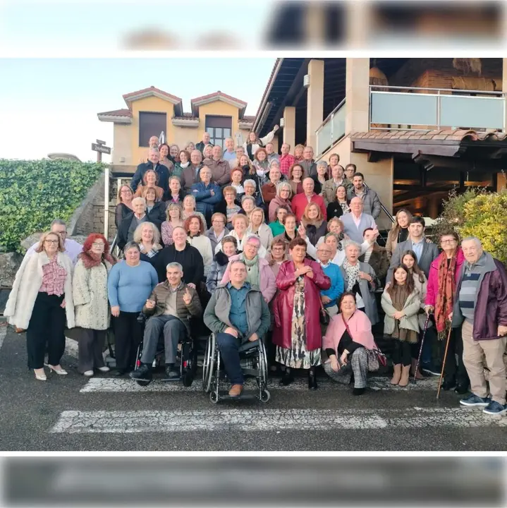 Foto de familia de los asistentes a la comida de Llanera sin barreras