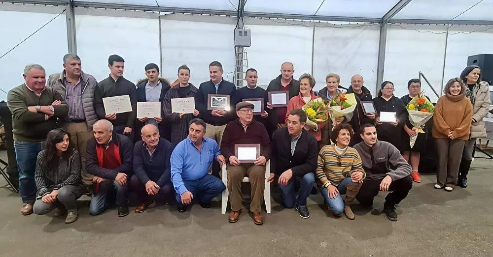 Foto de familia: homenajeados, autoridades y miembros de la Asociaci&oacute;n de Vecinos San Justo y el Pastor.