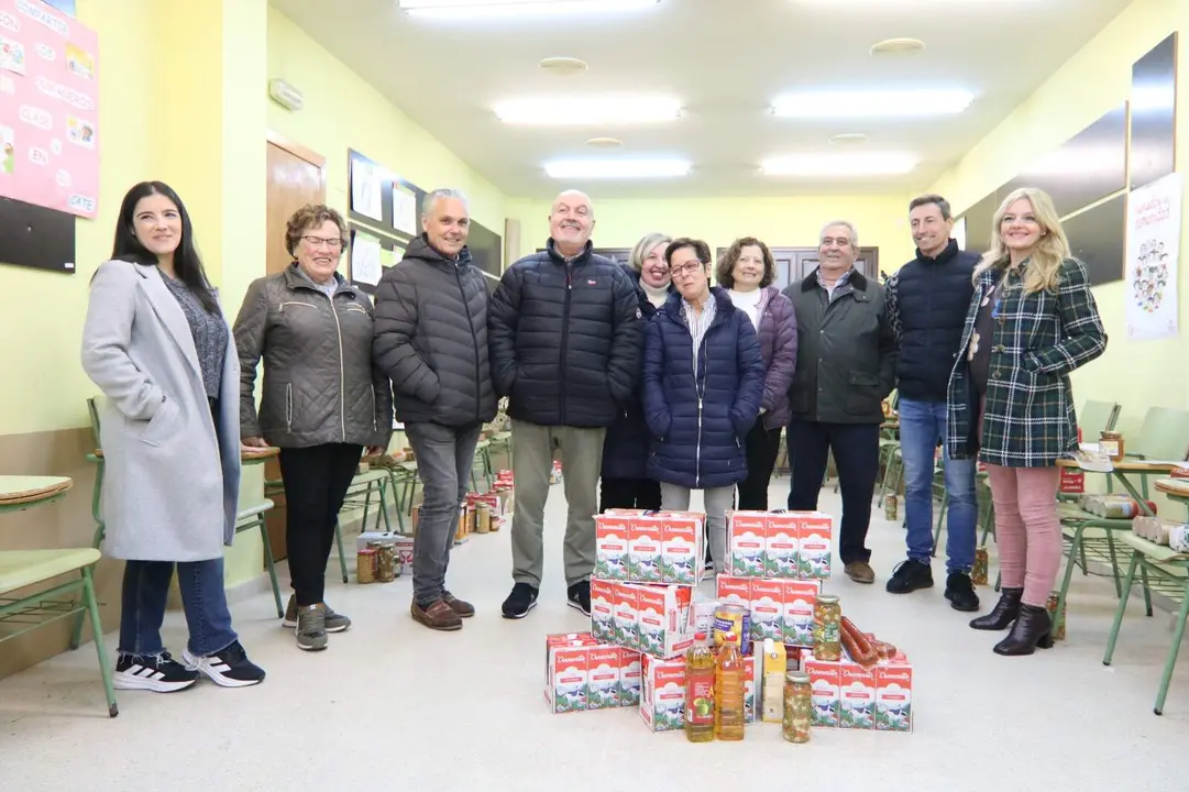 Los voluntarios de C&aacute;ritas junto a Jos&eacute; Julio Velasco, tercero por la izquierda, y los representantes de Industrias ROKO, segundo y tercero por la derecha