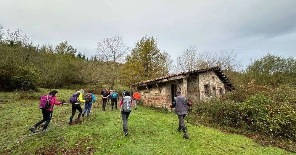 Grupo de Monta&ntilde;a la Pe&ntilde;a, de Nava, en una ruta por la zona del Entrego, el pasado mes de noviembre2.