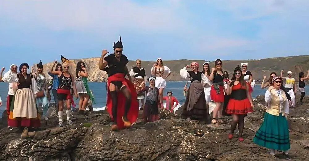 Fotograma del videoclip de Verdiciu, de Rodrigo Cuevas.