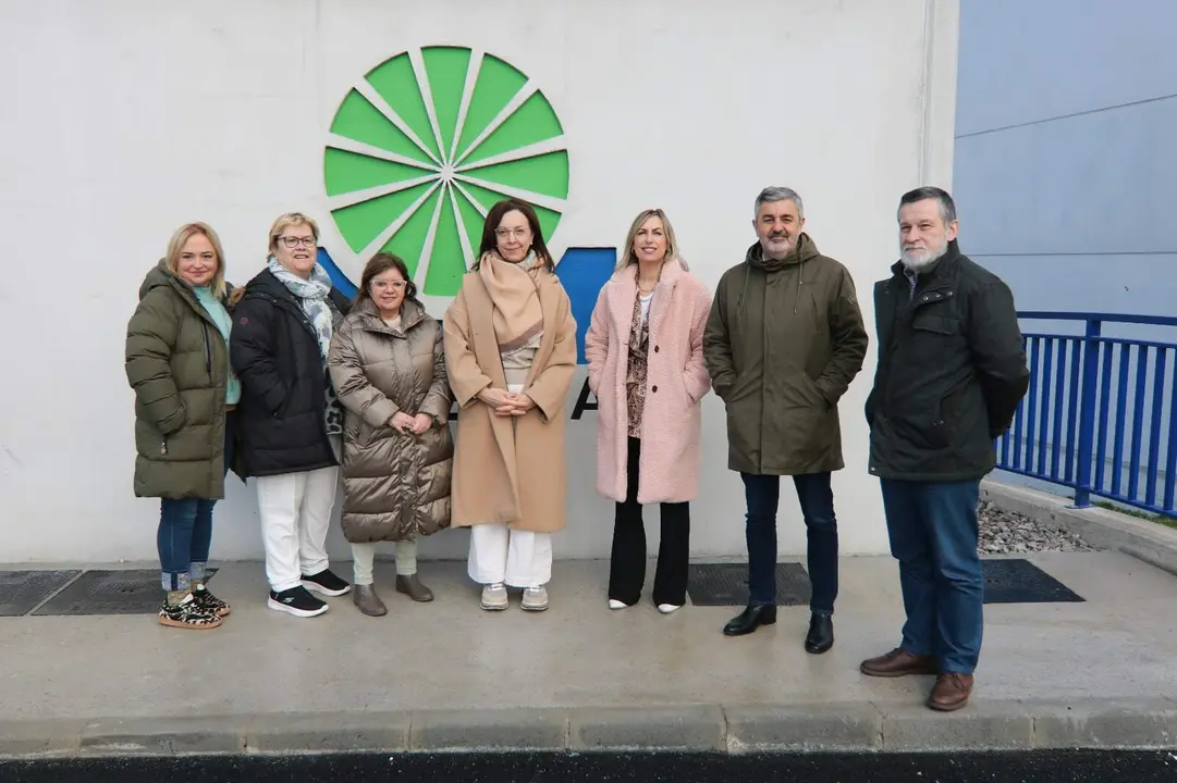 A la izda, Patricia Redondo, Pilar Cuesta, Ana Gonz&aacute;lez, Paz Orv&iacute;z, Susana Madera, Alejandro Calvo y Manuel Riera, del PSOE de Nore&ntilde;a