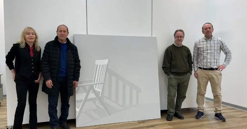 Los miembros del jurado, Mar&iacute;a Bra&ntilde;a, Luis Repiso, Luis Fe&aacute;s y Guillermo Sim&oacute;n, posan junto a la obra premiada.