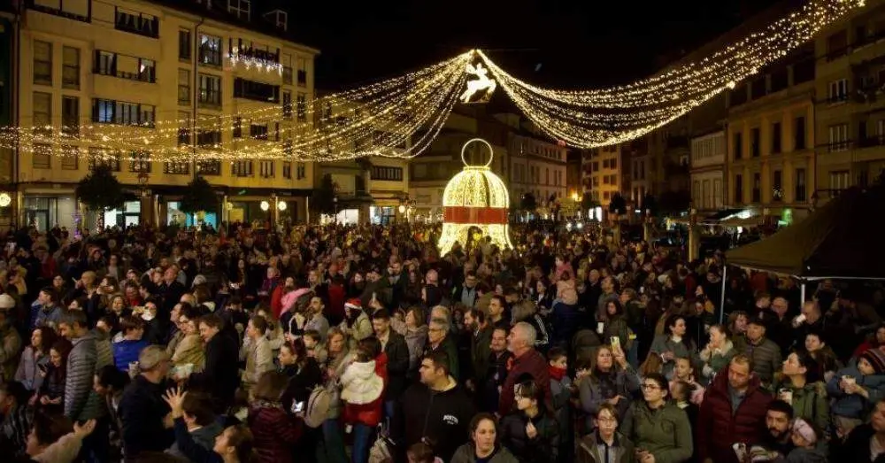 Los vecinos de Villaviciosa llenaron la plaza para disfrutar del encendido navide&ntilde;o en esta.