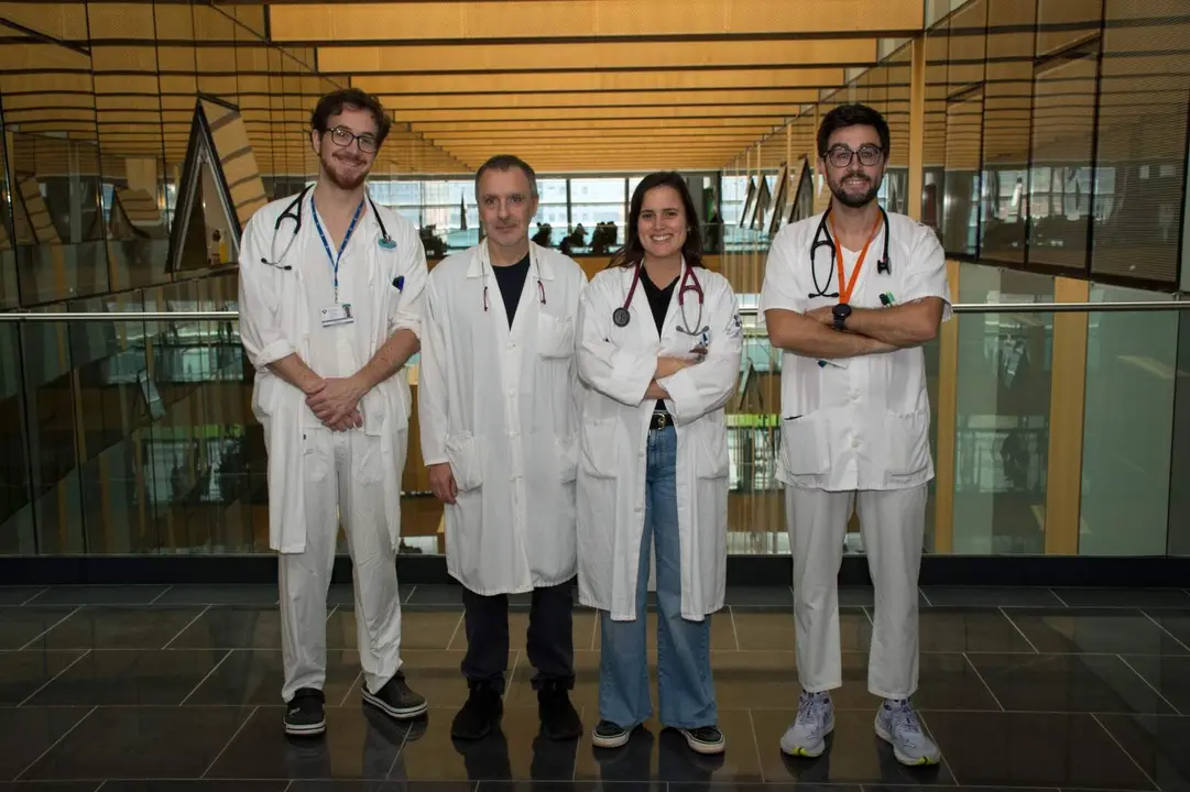 De izquierda a derecha, los neum&oacute;logos de &aacute;rea del Pulm&oacute;n del HUCA, Guillermo L&oacute;pez-Arranz,  Ramon Fernandez y los jefes de secci&oacute;n In&eacute;s Ruiz y Pablo Lozano