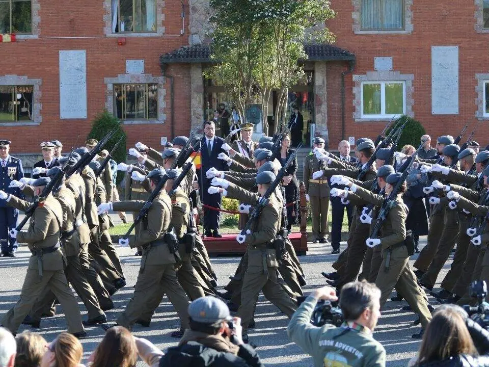 Los militares desfilando ante las autoridades en Cabo Noval