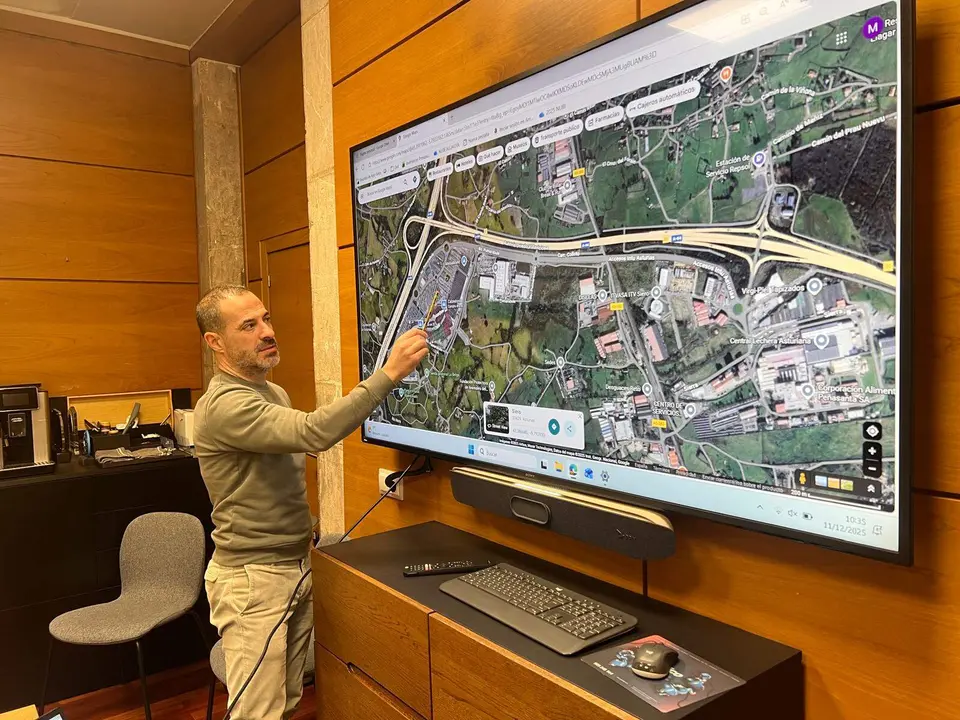 &Aacute;ngel Garc&iacute;a muestra en un plano los terrenos sobre los que crecer&aacute; Parque Principado y las nuevas viviendas
